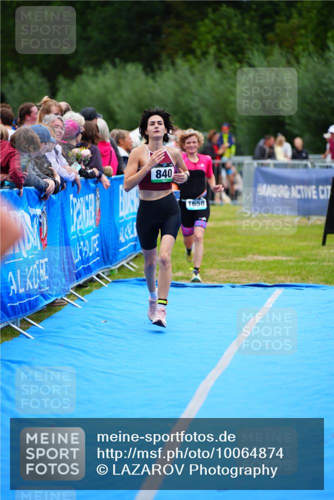 30.08.2026 - Elbe Triathlon Hamburg LAZAROV Photography http://msf.ph/oto/10064874 30.08.2026 12:08:23 Ziel 840, 1355, 1658 meine-sportfotos.de