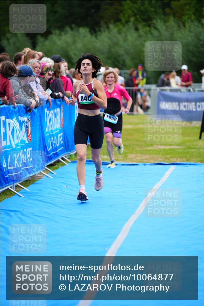 30.08.2026 - Elbe Triathlon Hamburg LAZAROV Photography http://msf.ph/oto/10064877 30.08.2026 12:08:23 Ziel 840, 1355, 1658 meine-sportfotos.de
