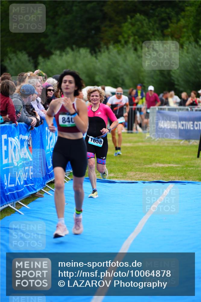 30.08.2026 - Elbe Triathlon Hamburg LAZAROV Photography http://msf.ph/oto/10064878 30.08.2026 12:08:24 Ziel 840, 1355, 1658 meine-sportfotos.de