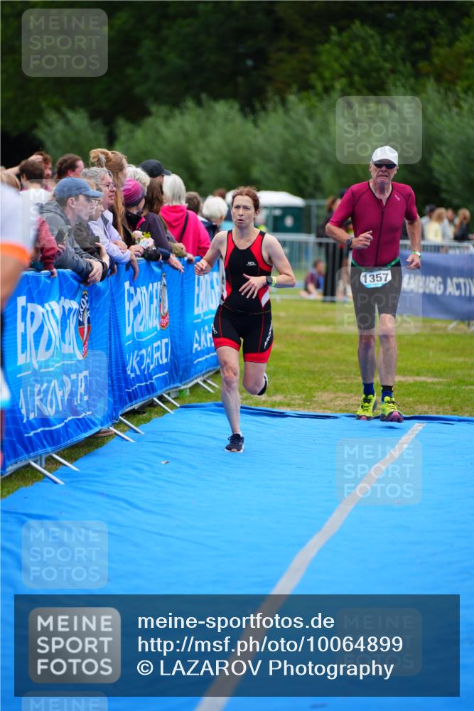 30.08.2026 - Elbe Triathlon Hamburg LAZAROV Photography http://msf.ph/oto/10064899 30.08.2026 12:08:31 Ziel 1355, 1357, 1633 meine-sportfotos.de