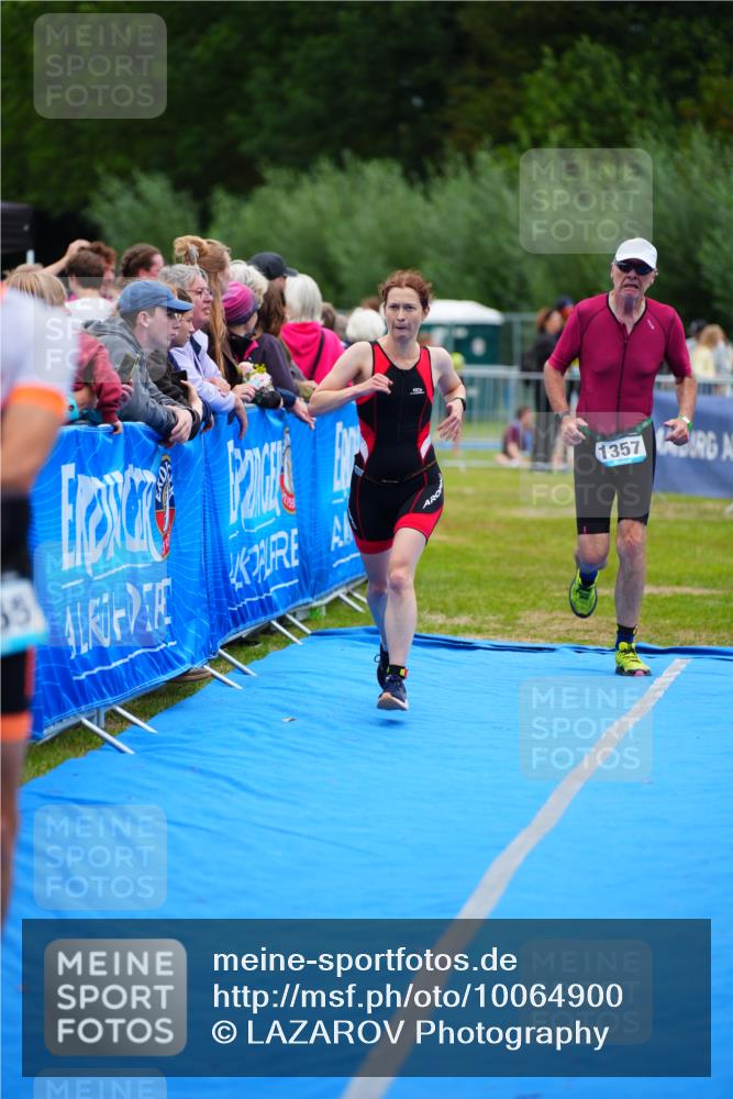 30.08.2026 - Elbe Triathlon Hamburg LAZAROV Photography http://msf.ph/oto/10064900 30.08.2026 12:08:32 Ziel 1355, 1357, 1633 meine-sportfotos.de