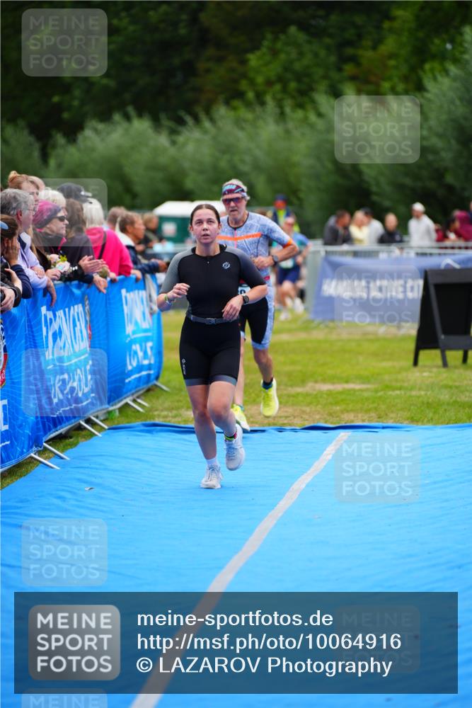 30.08.2026 - Elbe Triathlon Hamburg LAZAROV Photography http://msf.ph/oto/10064916 30.08.2026 12:08:47 Ziel 789 meine-sportfotos.de
