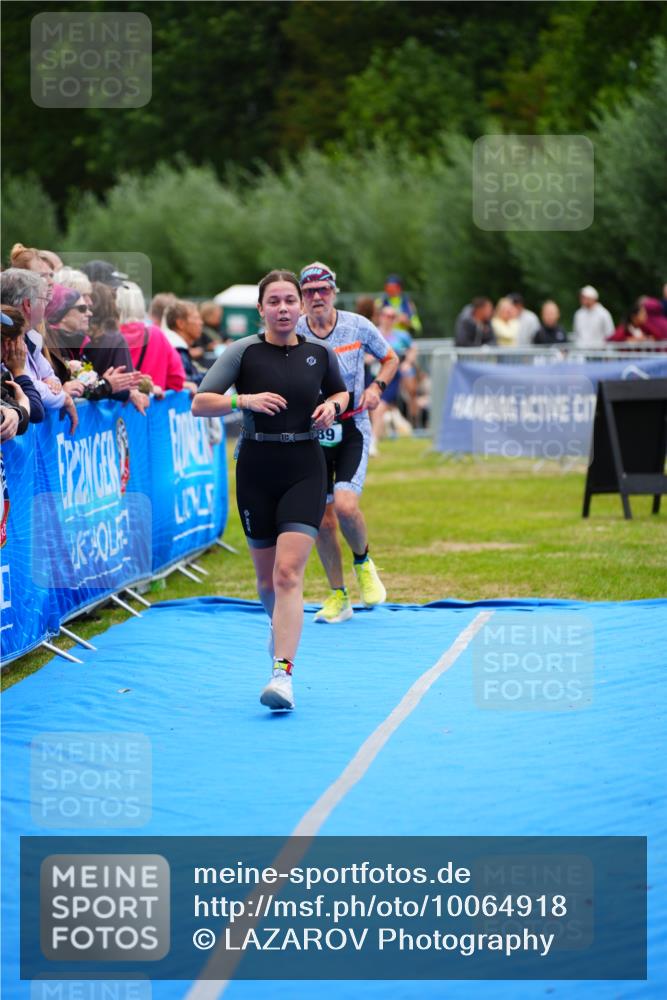 30.08.2026 - Elbe Triathlon Hamburg LAZAROV Photography http://msf.ph/oto/10064918 30.08.2026 12:08:48 Ziel 789 meine-sportfotos.de