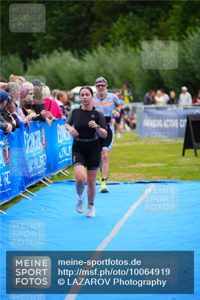 30.08.2026 - Elbe Triathlon Hamburg LAZAROV Photography http://msf.ph/oto/10064919 30.08.2026 12:08:48 Ziel 789 meine-sportfotos.de