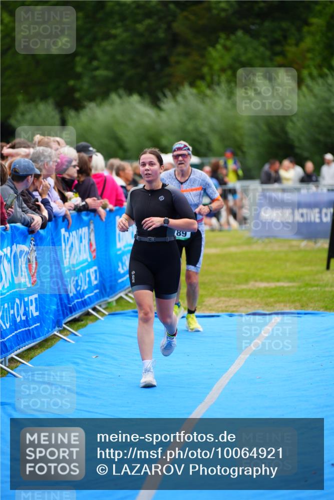 30.08.2026 - Elbe Triathlon Hamburg LAZAROV Photography http://msf.ph/oto/10064921 30.08.2026 12:08:48 Ziel 789 meine-sportfotos.de