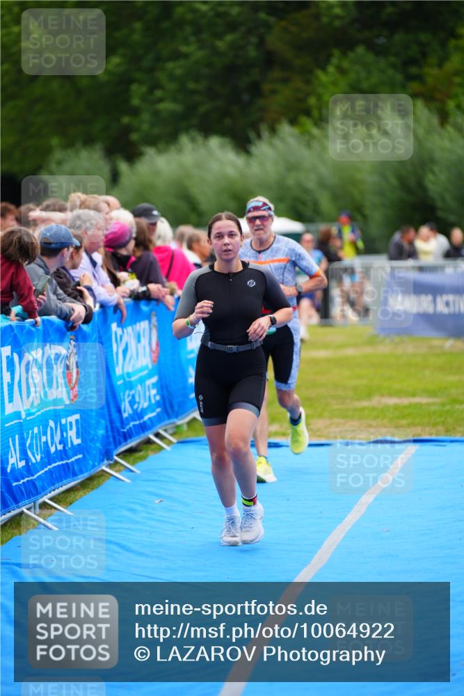 30.08.2026 - Elbe Triathlon Hamburg LAZAROV Photography http://msf.ph/oto/10064922 30.08.2026 12:08:48 Ziel 789 meine-sportfotos.de