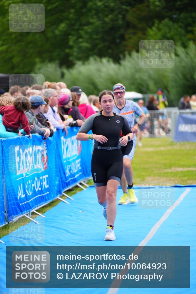 30.08.2026 - Elbe Triathlon Hamburg LAZAROV Photography http://msf.ph/oto/10064923 30.08.2026 12:08:48 Ziel 789 meine-sportfotos.de