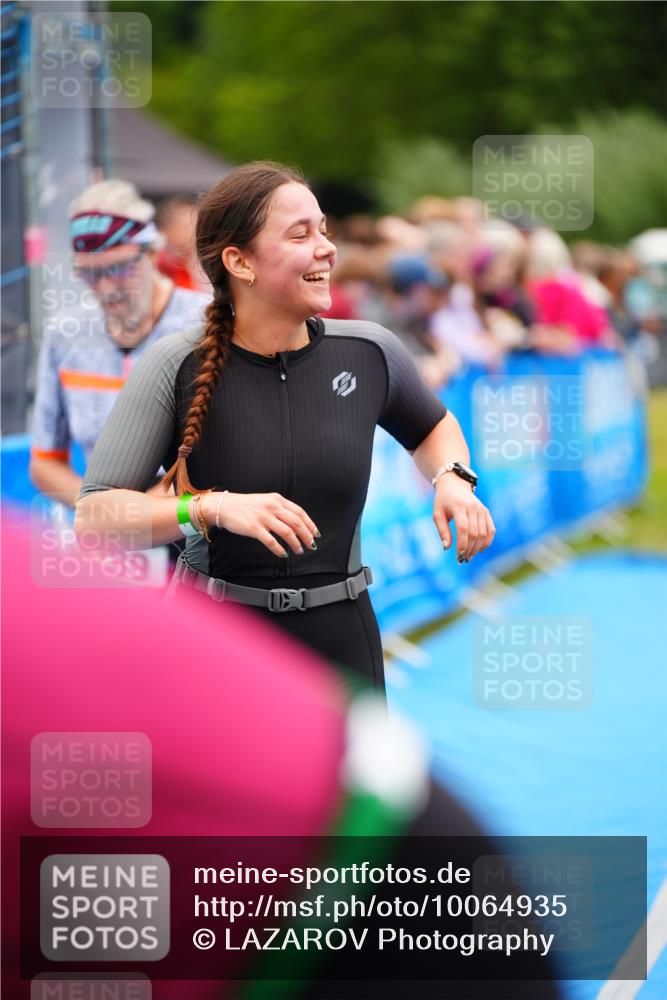 30.08.2026 - Elbe Triathlon Hamburg LAZAROV Photography http://msf.ph/oto/10064935 30.08.2026 12:08:51 Ziel 789, 915 meine-sportfotos.de