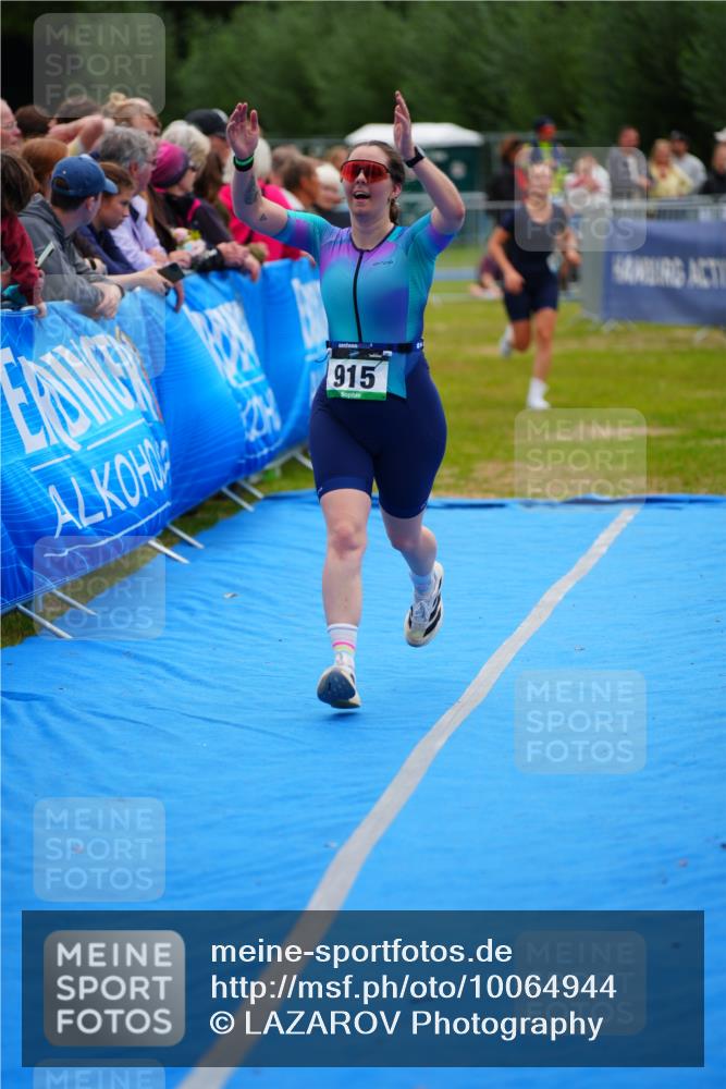 30.08.2026 - Elbe Triathlon Hamburg LAZAROV Photography http://msf.ph/oto/10064944 30.08.2026 12:08:56 Ziel 915, 1472 meine-sportfotos.de