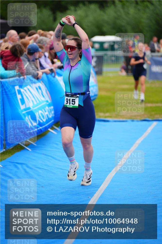 30.08.2026 - Elbe Triathlon Hamburg LAZAROV Photography http://msf.ph/oto/10064948 30.08.2026 12:08:57 Ziel 915, 1472 meine-sportfotos.de