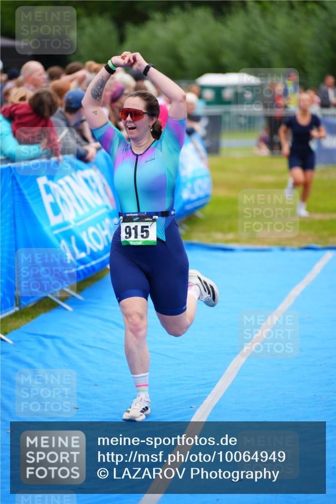 30.08.2026 - Elbe Triathlon Hamburg LAZAROV Photography http://msf.ph/oto/10064949 30.08.2026 12:08:57 Ziel 915, 1472 meine-sportfotos.de