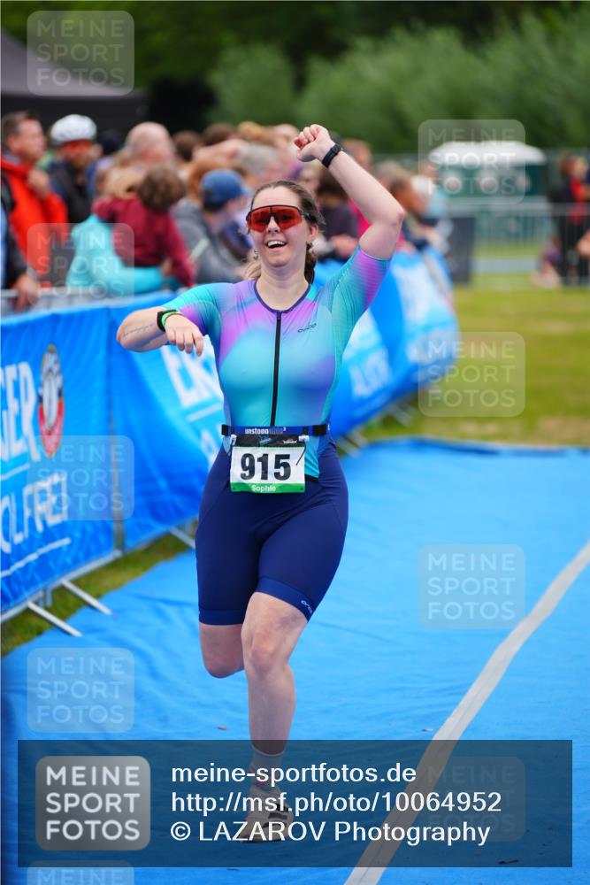 30.08.2026 - Elbe Triathlon Hamburg LAZAROV Photography http://msf.ph/oto/10064952 30.08.2026 12:08:58 Ziel 915, 1472 meine-sportfotos.de