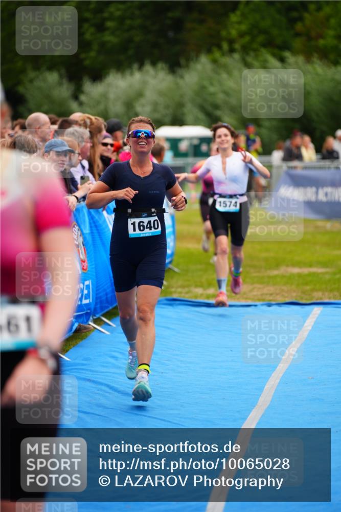 30.08.2026 - Elbe Triathlon Hamburg LAZAROV Photography http://msf.ph/oto/10065028 30.08.2026 12:09:35 Ziel 919, 1561, 1574, 1640 meine-sportfotos.de