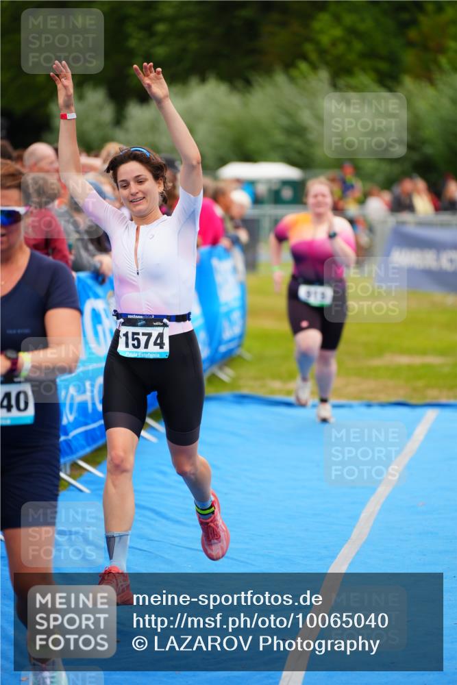 30.08.2026 - Elbe Triathlon Hamburg LAZAROV Photography http://msf.ph/oto/10065040 30.08.2026 12:09:37 Ziel 919, 1561, 1574, 1640 meine-sportfotos.de