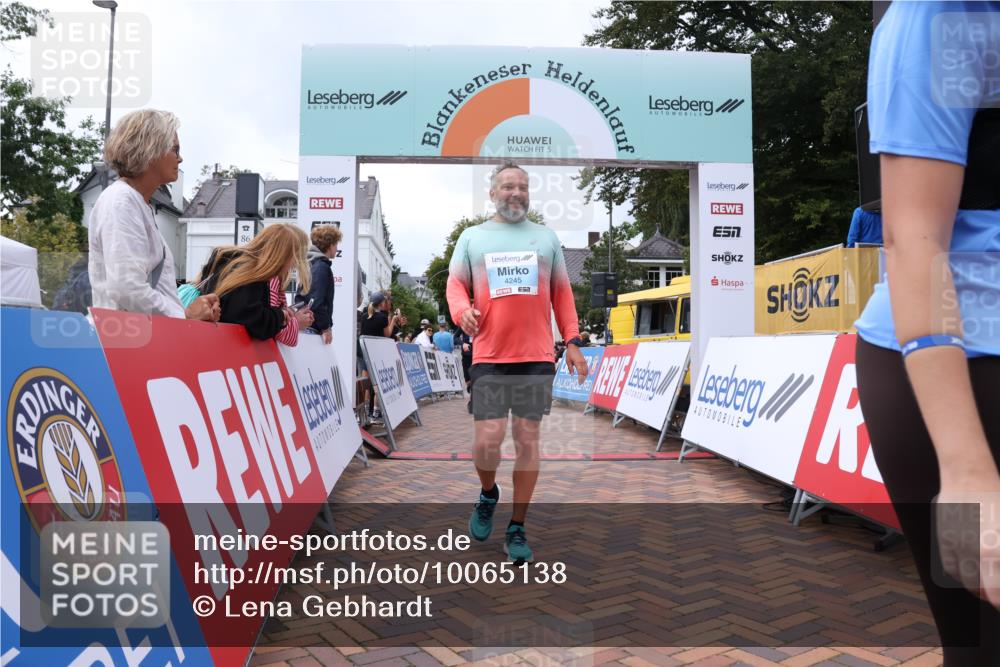 30.08.2026 - Blankeneser Heldenlauf Lena Gebhardt http://msf.ph/oto/10065138 30.08.2026 12:49:43 Ziel 2093, 4245, 4311 meine-sportfotos.de