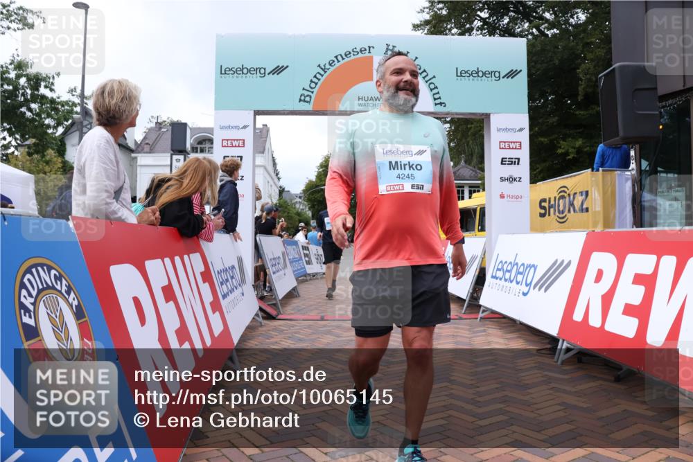 30.08.2026 - Blankeneser Heldenlauf Lena Gebhardt http://msf.ph/oto/10065145 30.08.2026 12:49:44 Ziel 2093, 4245, 4311 meine-sportfotos.de