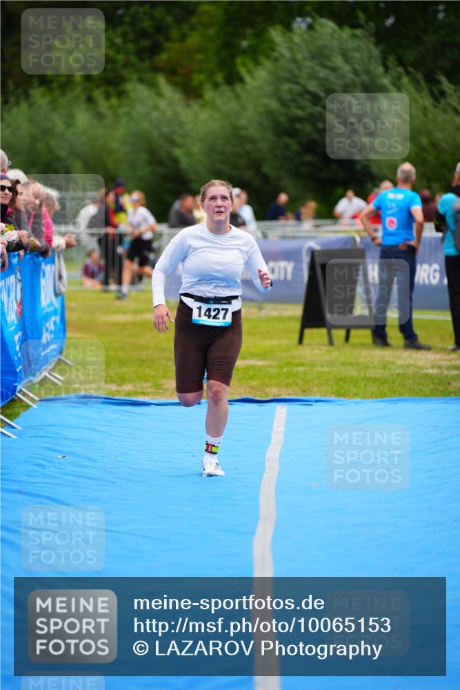 30.08.2026 - Elbe Triathlon Hamburg LAZAROV Photography http://msf.ph/oto/10065153 30.08.2026 12:10:35 Ziel 1427 meine-sportfotos.de