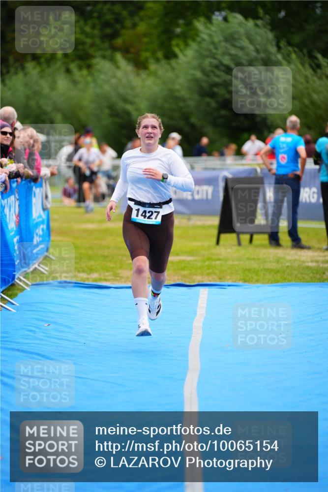 30.08.2026 - Elbe Triathlon Hamburg LAZAROV Photography http://msf.ph/oto/10065154 30.08.2026 12:10:35 Ziel 1427 meine-sportfotos.de
