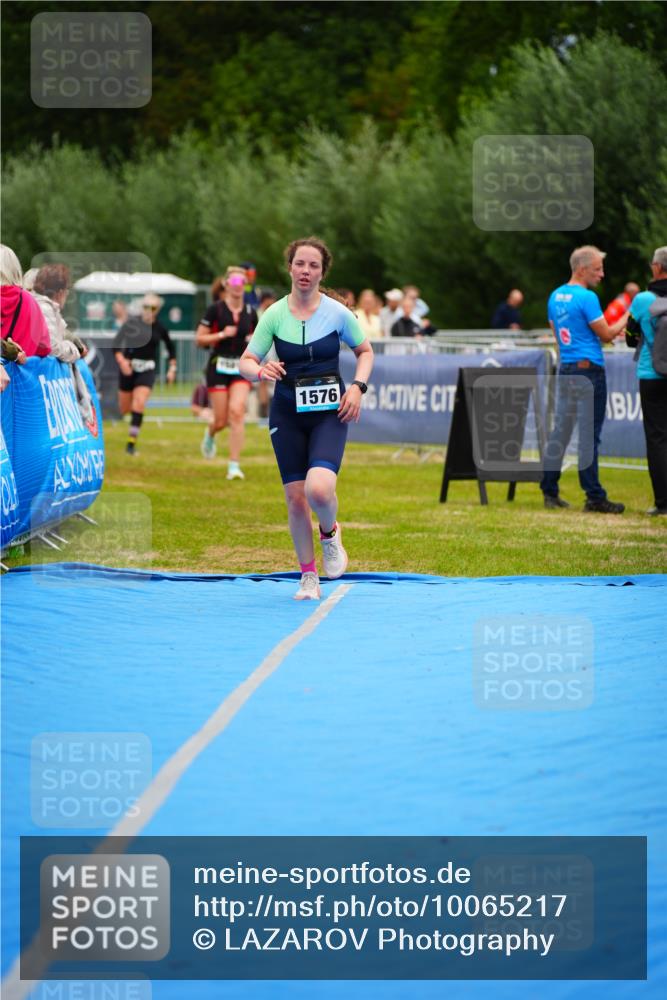 30.08.2026 - Elbe Triathlon Hamburg LAZAROV Photography http://msf.ph/oto/10065217 30.08.2026 12:11:09 Ziel 1534, 1576, 1581 meine-sportfotos.de