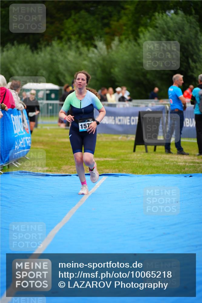 30.08.2026 - Elbe Triathlon Hamburg LAZAROV Photography http://msf.ph/oto/10065218 30.08.2026 12:11:10 Ziel 1534, 1576, 1581 meine-sportfotos.de