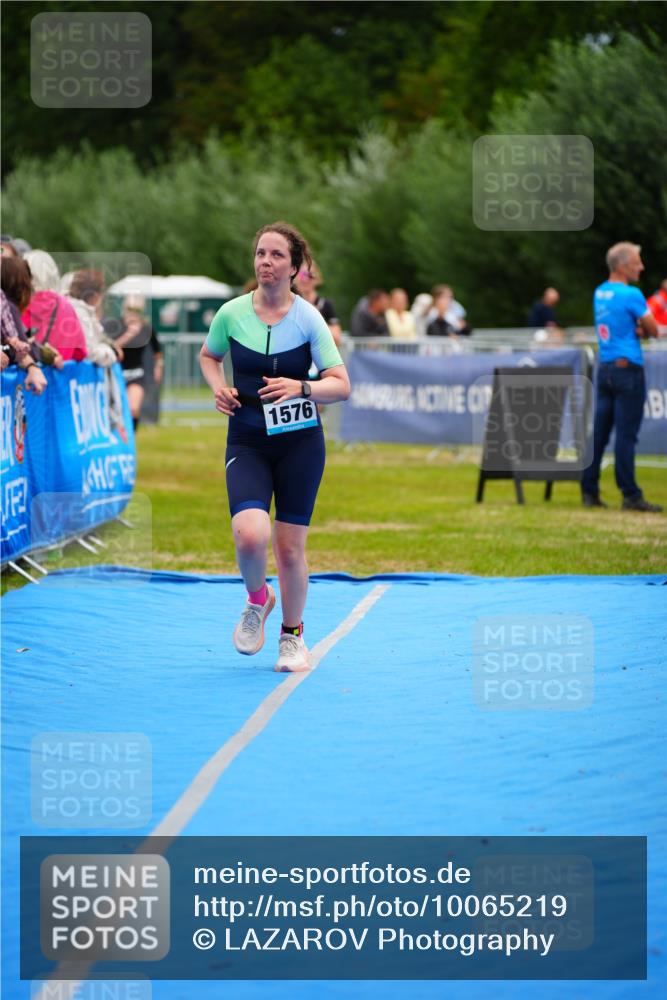 30.08.2026 - Elbe Triathlon Hamburg LAZAROV Photography http://msf.ph/oto/10065219 30.08.2026 12:11:10 Ziel 1534, 1576, 1581 meine-sportfotos.de