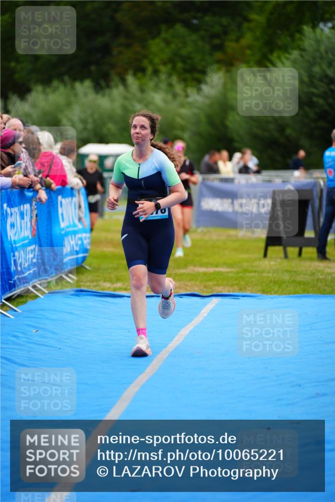30.08.2026 - Elbe Triathlon Hamburg LAZAROV Photography http://msf.ph/oto/10065221 30.08.2026 12:11:10 Ziel 1534, 1576, 1581 meine-sportfotos.de