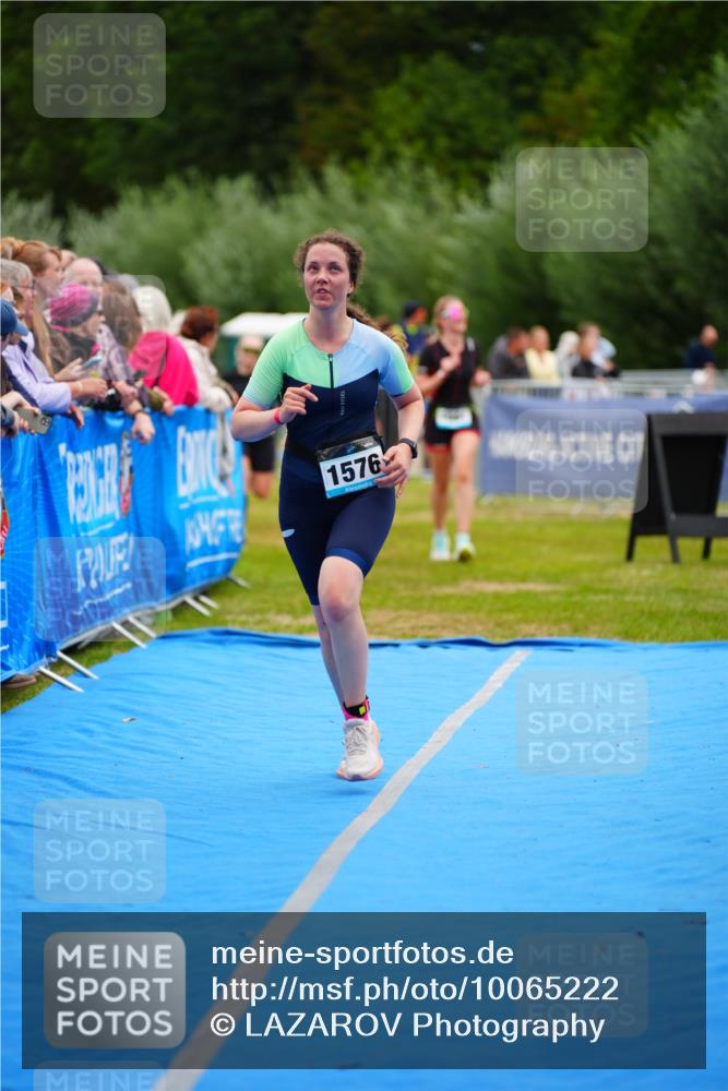 30.08.2026 - Elbe Triathlon Hamburg LAZAROV Photography http://msf.ph/oto/10065222 30.08.2026 12:11:11 Ziel 1534, 1576, 1581 meine-sportfotos.de