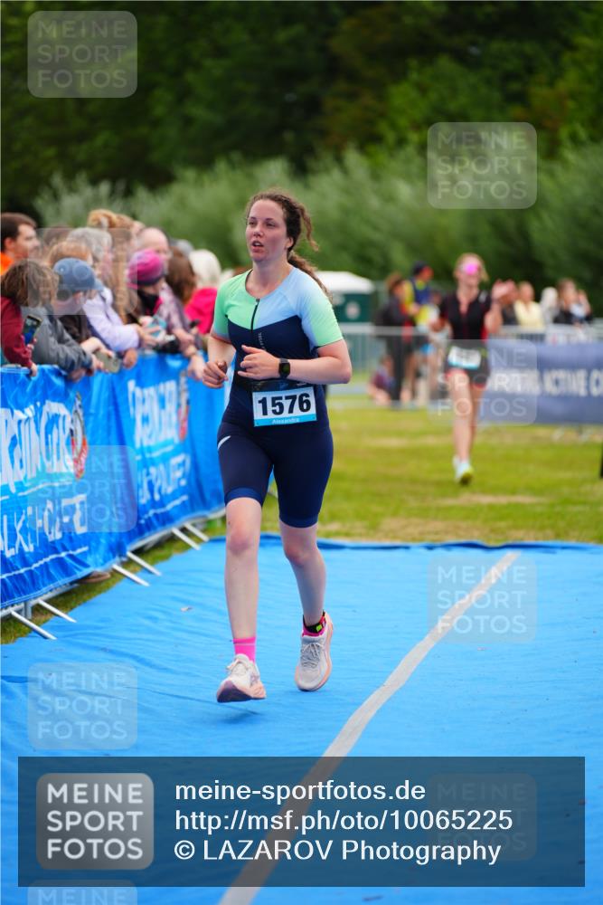 30.08.2026 - Elbe Triathlon Hamburg LAZAROV Photography http://msf.ph/oto/10065225 30.08.2026 12:11:11 Ziel 1534, 1576, 1581 meine-sportfotos.de