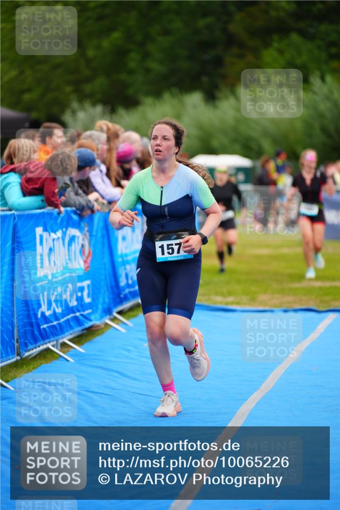 30.08.2026 - Elbe Triathlon Hamburg LAZAROV Photography http://msf.ph/oto/10065226 30.08.2026 12:11:11 Ziel 1534, 1576, 1581 meine-sportfotos.de