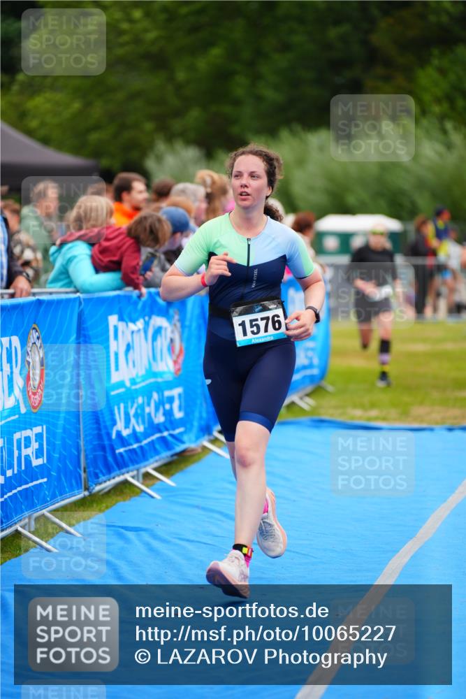 30.08.2026 - Elbe Triathlon Hamburg LAZAROV Photography http://msf.ph/oto/10065227 30.08.2026 12:11:11 Ziel 1534, 1576, 1581 meine-sportfotos.de