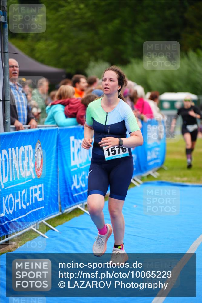 30.08.2026 - Elbe Triathlon Hamburg LAZAROV Photography http://msf.ph/oto/10065229 30.08.2026 12:11:12 Ziel 1534, 1576, 1581 meine-sportfotos.de