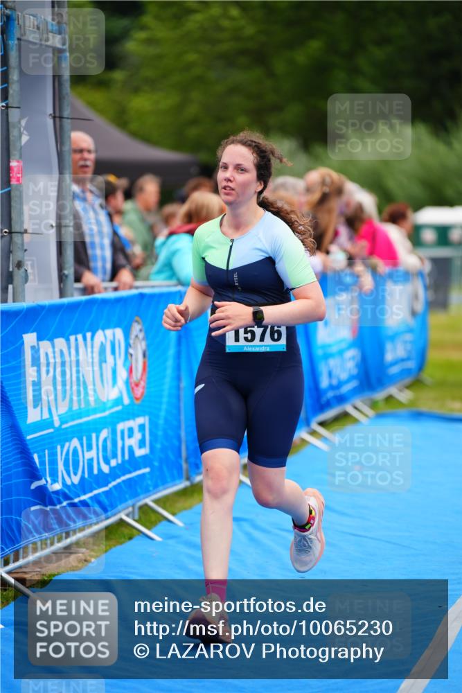 30.08.2026 - Elbe Triathlon Hamburg LAZAROV Photography http://msf.ph/oto/10065230 30.08.2026 12:11:12 Ziel 1534, 1576, 1581 meine-sportfotos.de