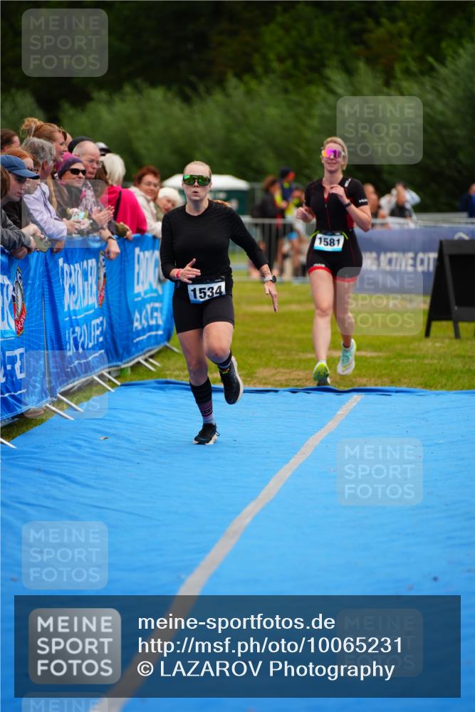 30.08.2026 - Elbe Triathlon Hamburg LAZAROV Photography http://msf.ph/oto/10065231 30.08.2026 12:11:13 Ziel 1534, 1576, 1581 meine-sportfotos.de
