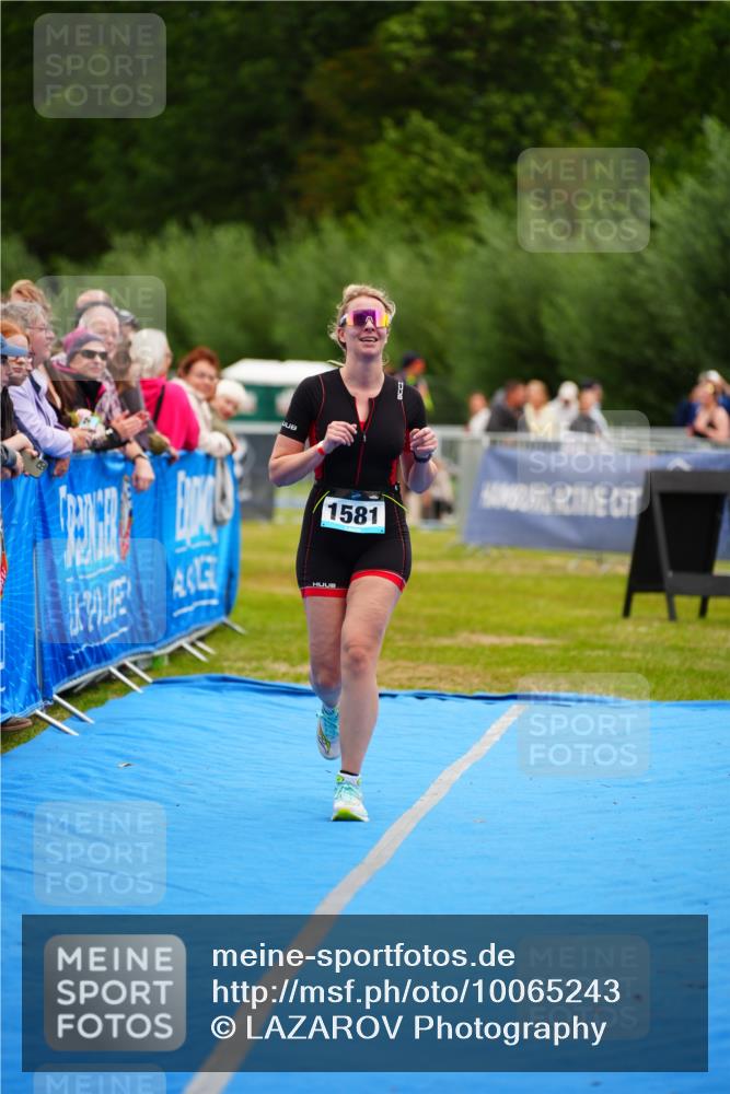 30.08.2026 - Elbe Triathlon Hamburg LAZAROV Photography http://msf.ph/oto/10065243 30.08.2026 12:11:16 Ziel 1534, 1581, 1615 meine-sportfotos.de
