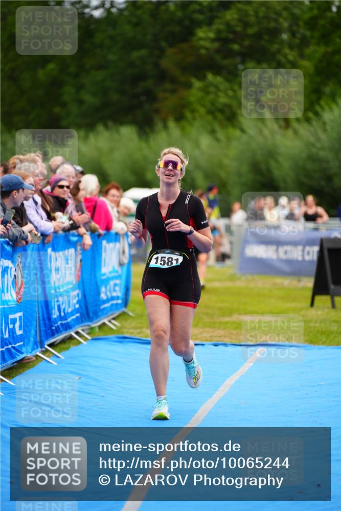 30.08.2026 - Elbe Triathlon Hamburg LAZAROV Photography http://msf.ph/oto/10065244 30.08.2026 12:11:16 Ziel 1534, 1581, 1615 meine-sportfotos.de