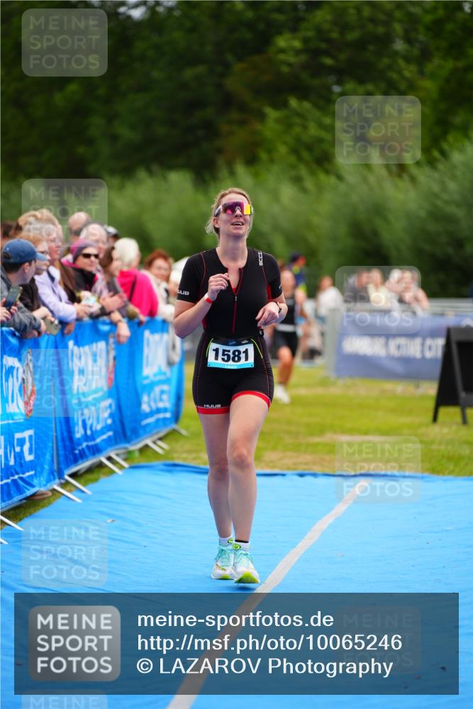 30.08.2026 - Elbe Triathlon Hamburg LAZAROV Photography http://msf.ph/oto/10065246 30.08.2026 12:11:16 Ziel 1534, 1581, 1615 meine-sportfotos.de