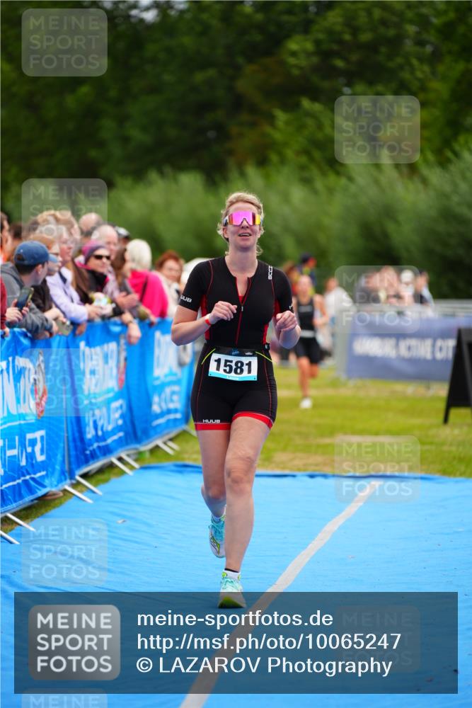 30.08.2026 - Elbe Triathlon Hamburg LAZAROV Photography http://msf.ph/oto/10065247 30.08.2026 12:11:16 Ziel 1534, 1581, 1615 meine-sportfotos.de