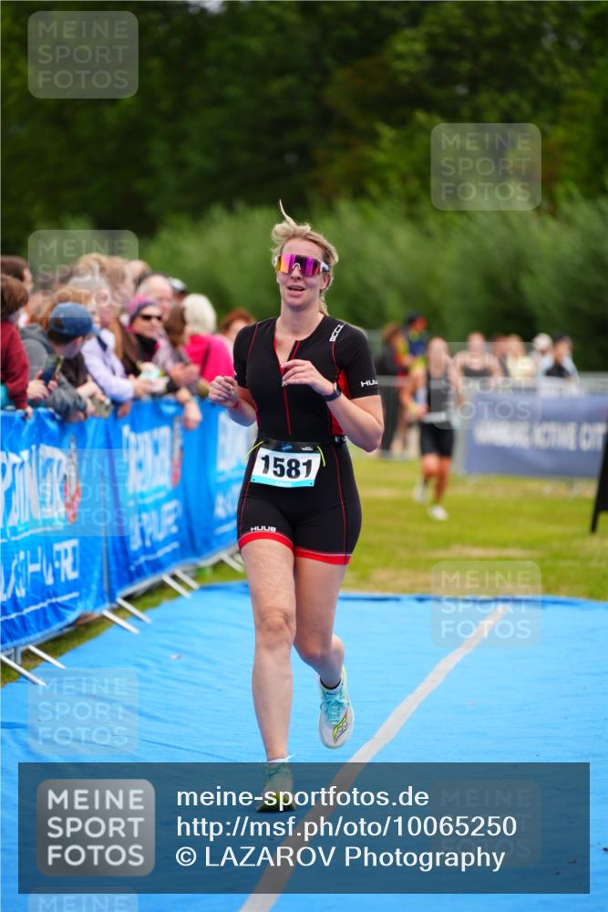30.08.2026 - Elbe Triathlon Hamburg LAZAROV Photography http://msf.ph/oto/10065250 30.08.2026 12:11:17 Ziel 1534, 1581, 1615 meine-sportfotos.de