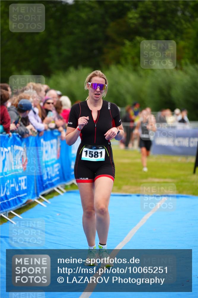 30.08.2026 - Elbe Triathlon Hamburg LAZAROV Photography http://msf.ph/oto/10065251 30.08.2026 12:11:17 Ziel 1534, 1581, 1615 meine-sportfotos.de