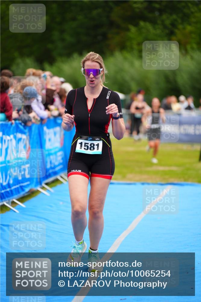 30.08.2026 - Elbe Triathlon Hamburg LAZAROV Photography http://msf.ph/oto/10065254 30.08.2026 12:11:17 Ziel 1534, 1581, 1615 meine-sportfotos.de