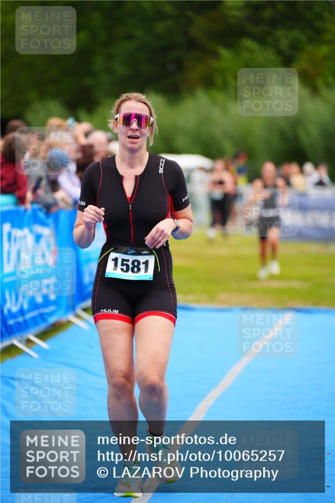 30.08.2026 - Elbe Triathlon Hamburg LAZAROV Photography http://msf.ph/oto/10065257 30.08.2026 12:11:18 Ziel 1534, 1581, 1615 meine-sportfotos.de