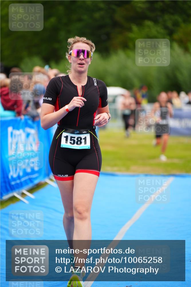 30.08.2026 - Elbe Triathlon Hamburg LAZAROV Photography http://msf.ph/oto/10065258 30.08.2026 12:11:18 Ziel 1534, 1581, 1615 meine-sportfotos.de