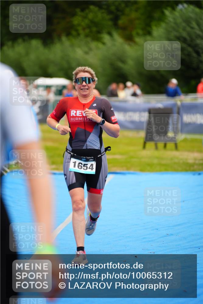 30.08.2026 - Elbe Triathlon Hamburg LAZAROV Photography http://msf.ph/oto/10065312 30.08.2026 12:11:37 Ziel 893, 1654, 1689 meine-sportfotos.de