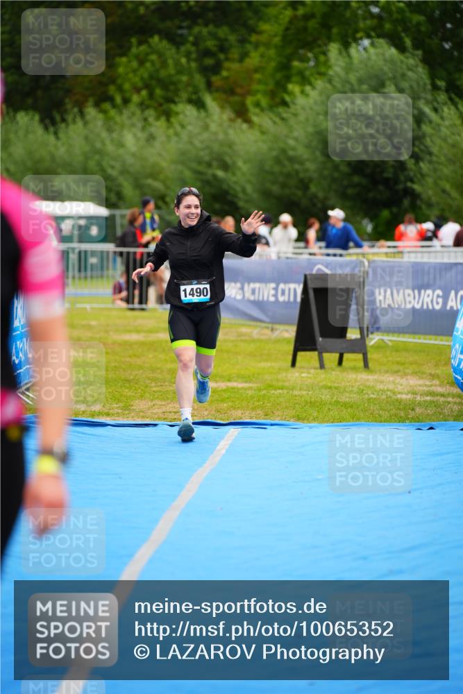 30.08.2026 - Elbe Triathlon Hamburg LAZAROV Photography http://msf.ph/oto/10065352 30.08.2026 12:12:05 Ziel 1490, 1637 meine-sportfotos.de