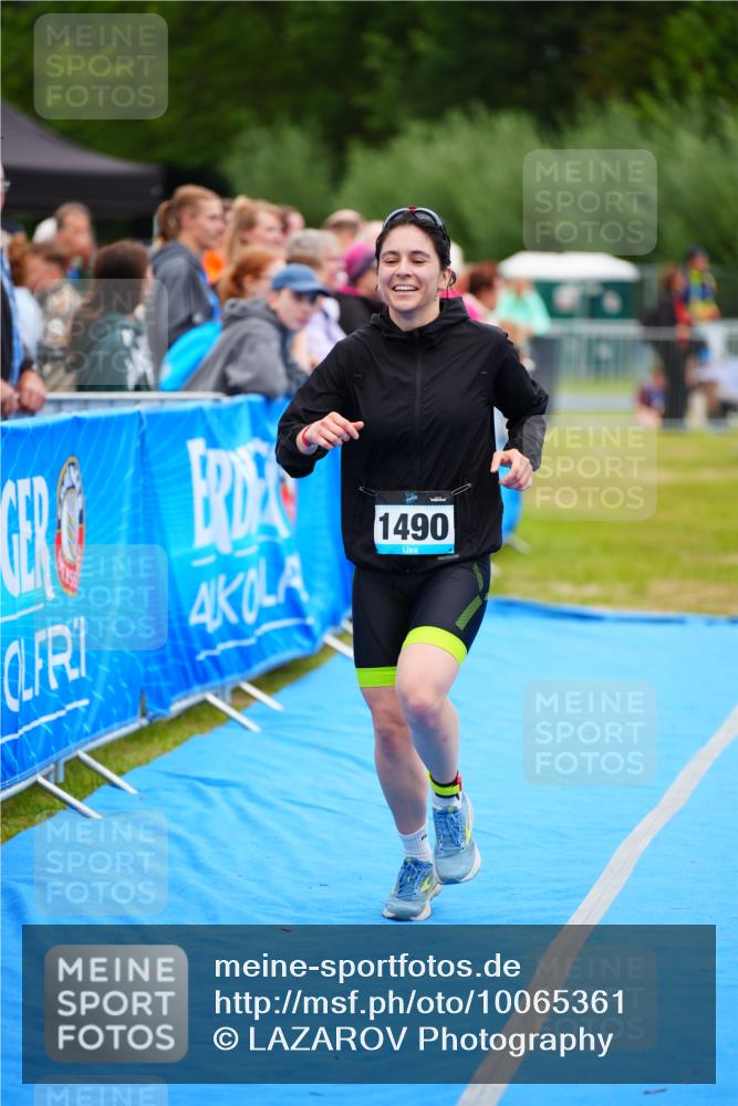 30.08.2026 - Elbe Triathlon Hamburg LAZAROV Photography http://msf.ph/oto/10065361 30.08.2026 12:12:08 Ziel 1490 meine-sportfotos.de