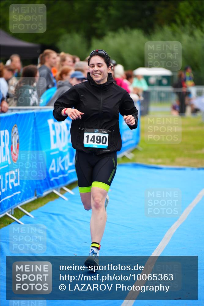 30.08.2026 - Elbe Triathlon Hamburg LAZAROV Photography http://msf.ph/oto/10065363 30.08.2026 12:12:08 Ziel 1490 meine-sportfotos.de