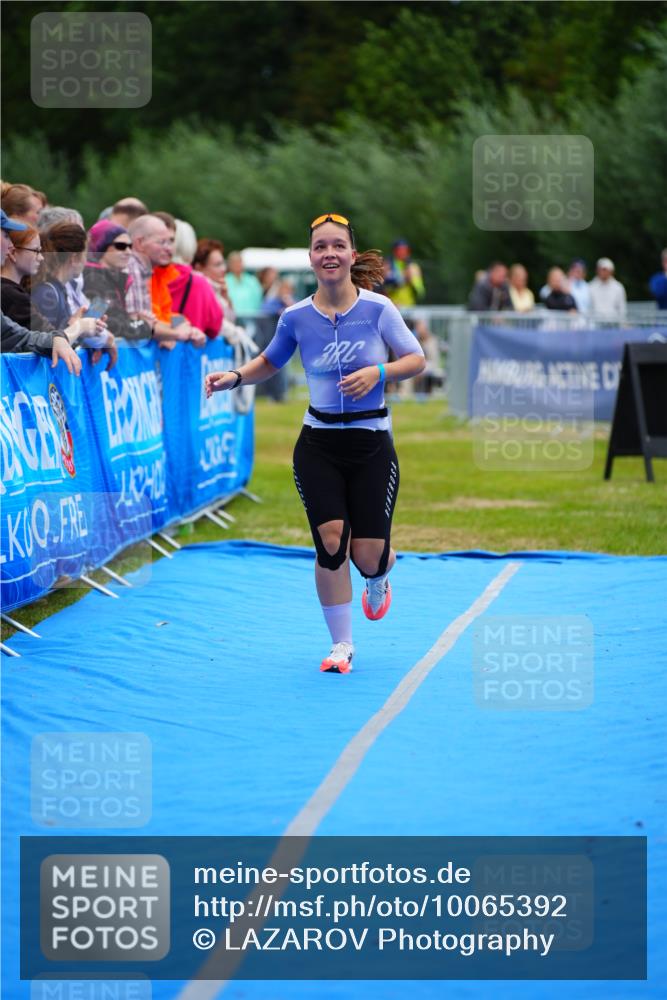 30.08.2026 - Elbe Triathlon Hamburg LAZAROV Photography http://msf.ph/oto/10065392 30.08.2026 12:12:39 Ziel 803 meine-sportfotos.de
