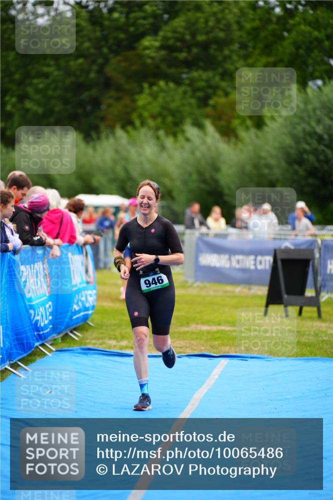 30.08.2026 - Elbe Triathlon Hamburg LAZAROV Photography http://msf.ph/oto/10065486 30.08.2026 12:13:40 Ziel 946, 1712 meine-sportfotos.de
