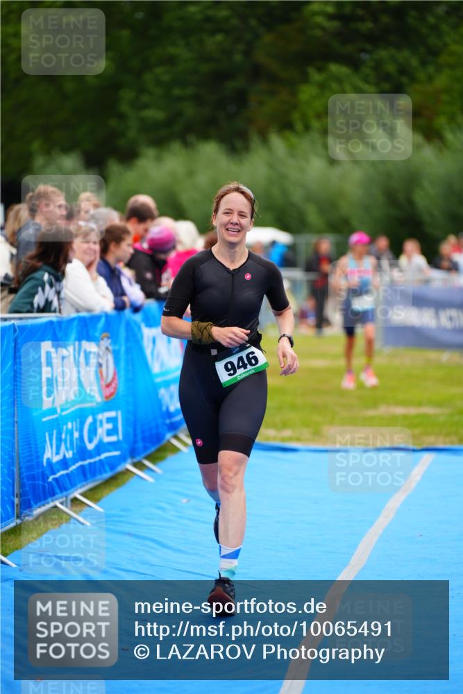 30.08.2026 - Elbe Triathlon Hamburg LAZAROV Photography http://msf.ph/oto/10065491 30.08.2026 12:13:41 Ziel 946, 1712 meine-sportfotos.de