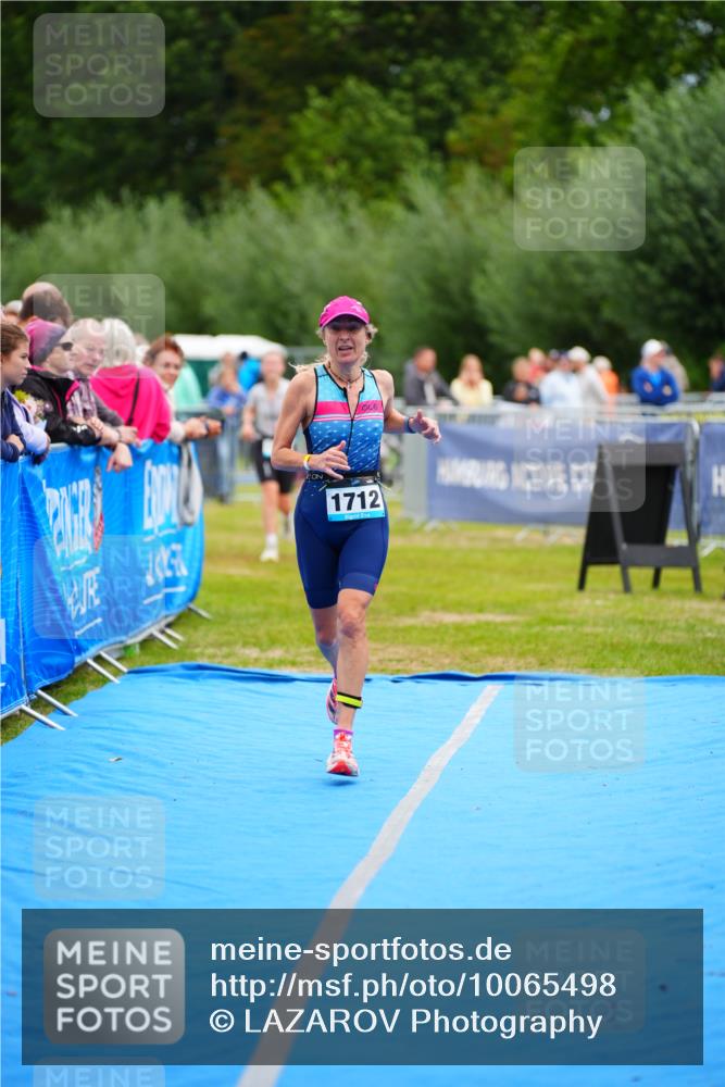 30.08.2026 - Elbe Triathlon Hamburg LAZAROV Photography http://msf.ph/oto/10065498 30.08.2026 12:13:45 Ziel 946, 1409, 1712 meine-sportfotos.de
